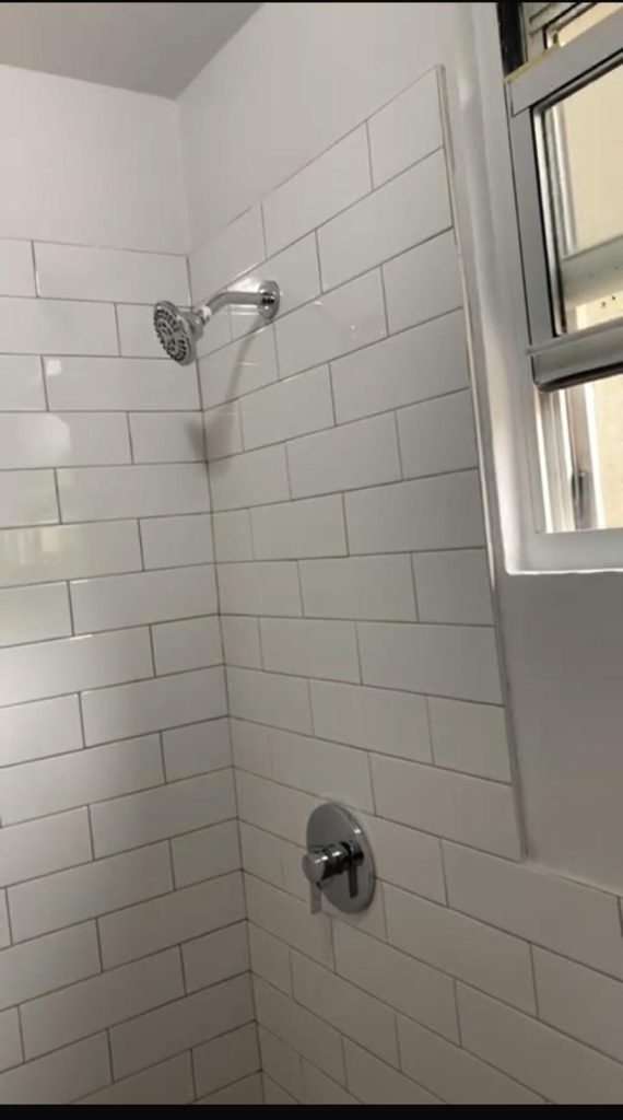 Cedars Apartment: Shower