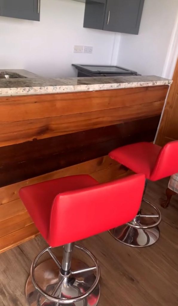 Cedars Apartment: Breakfast bar